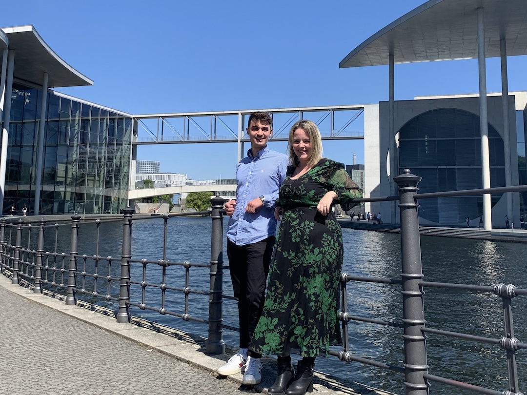 Praktikant Philipp Lunderstädt und Jessica Rosenthal stehen vor einem Gebäude des Bundestags